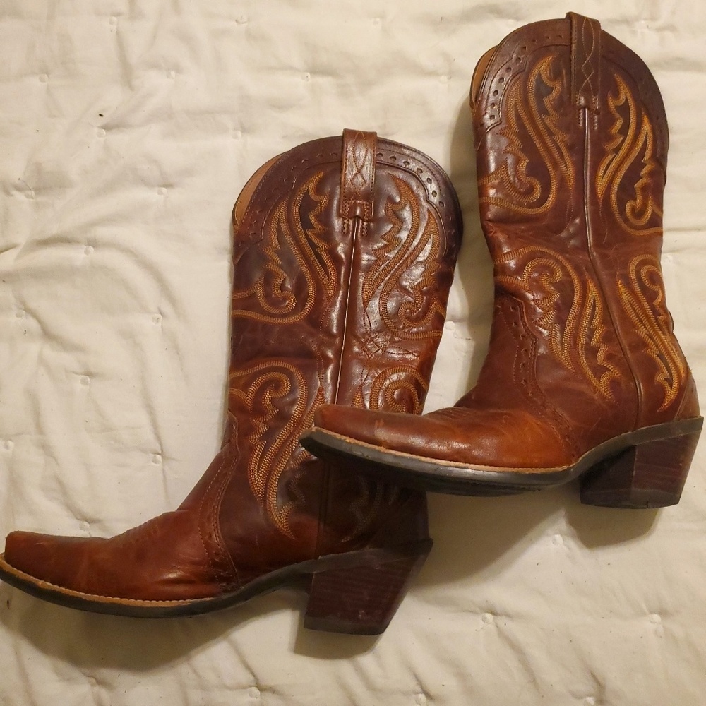 Lightly worn Ariat boots